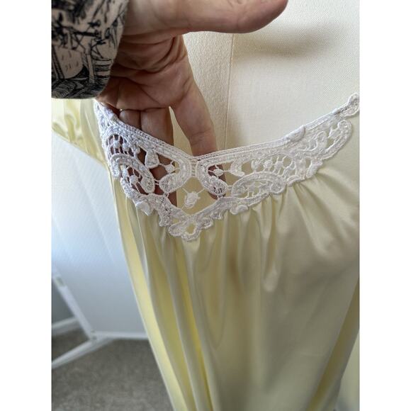Shadowline Nylon Night Gown Yellow 40”Length Size Large - Picture 4 of 4